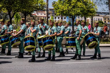 Seville, İspanya - 01 Mayıs 2022 İspanyol Lejyonu 'ndan profesyonel askerlerin geçidi, İspanyol Ordusu' nun bu askeri birliği Feria 'nın fırlatılması için Seville sokaklarında geçit töreni düzenliyor.