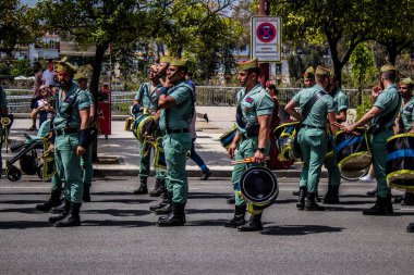 Seville, İspanya - 01 Mayıs 2022 İspanyol Lejyonu 'ndan profesyonel askerlerin geçidi, İspanyol Ordusu' nun bu askeri birliği Feria 'nın fırlatılması için Seville sokaklarında geçit töreni düzenliyor.