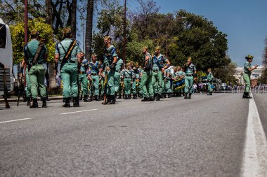 Seville, İspanya - 01 Mayıs 2022 İspanyol Lejyonu 'ndan profesyonel askerlerin geçidi, İspanyol Ordusu' nun bu askeri birliği Feria 'nın fırlatılması için Seville sokaklarında geçit töreni düzenliyor.