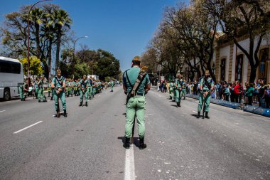 Seville, İspanya - 01 Mayıs 2022 İspanyol Lejyonu 'ndan profesyonel askerlerin geçidi, İspanyol Ordusu' nun bu askeri birliği Feria 'nın fırlatılması için Seville sokaklarında geçit töreni düzenliyor.