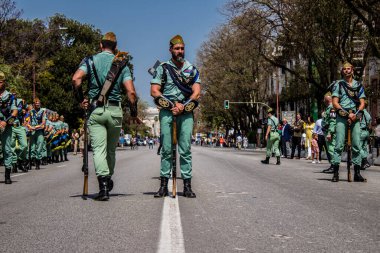 Seville, İspanya - 01 Mayıs 2022 İspanyol Lejyonu 'ndan profesyonel askerlerin geçidi, İspanyol Ordusu' nun bu askeri birliği Feria 'nın fırlatılması için Seville sokaklarında geçit töreni düzenliyor.