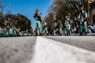 Seville, İspanya - 01 Mayıs 2022 İspanyol Lejyonu 'ndan profesyonel askerlerin geçidi, İspanyol Ordusu' nun bu askeri birliği Feria 'nın fırlatılması için Seville sokaklarında geçit töreni düzenliyor.