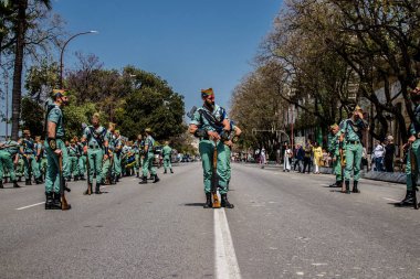 Seville, İspanya - 01 Mayıs 2022 İspanyol Lejyonu 'ndan profesyonel askerlerin geçidi, İspanyol Ordusu' nun bu askeri birliği Feria 'nın fırlatılması için Seville sokaklarında geçit töreni düzenliyor.