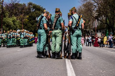 Seville, İspanya - 01 Mayıs 2022 İspanyol Lejyonu 'ndan profesyonel askerlerin geçidi, İspanyol Ordusu' nun bu askeri birliği Feria 'nın fırlatılması için Seville sokaklarında geçit töreni düzenliyor.