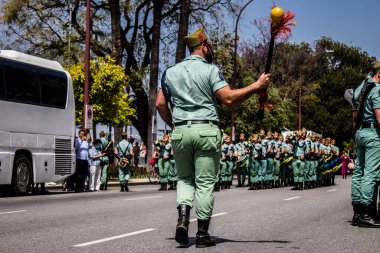Seville, İspanya - 01 Mayıs 2022 İspanyol Lejyonu 'ndan profesyonel askerlerin geçidi, İspanyol Ordusu' nun bu askeri birliği Feria 'nın fırlatılması için Seville sokaklarında geçit töreni düzenliyor.