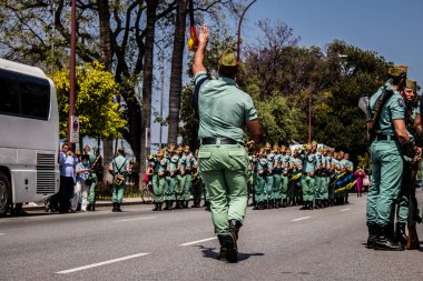 Seville, İspanya - 01 Mayıs 2022 İspanyol Lejyonu 'ndan profesyonel askerlerin geçidi, İspanyol Ordusu' nun bu askeri birliği Feria 'nın fırlatılması için Seville sokaklarında geçit töreni düzenliyor.