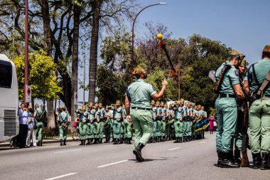 Seville, İspanya - 01 Mayıs 2022 İspanyol Lejyonu 'ndan profesyonel askerlerin geçidi, İspanyol Ordusu' nun bu askeri birliği Feria 'nın fırlatılması için Seville sokaklarında geçit töreni düzenliyor.