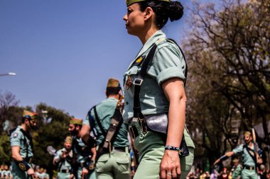 Seville, İspanya - 01 Mayıs 2022 İspanyol Lejyonu 'ndan profesyonel askerlerin geçidi, İspanyol Ordusu' nun bu askeri birliği Feria 'nın fırlatılması için Seville sokaklarında geçit töreni düzenliyor.