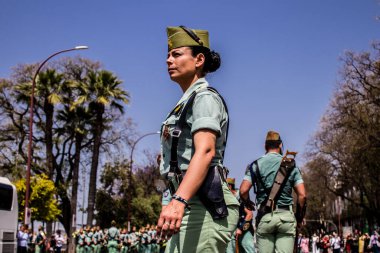 Seville, İspanya - 01 Mayıs 2022 İspanyol Lejyonu 'ndan profesyonel askerlerin geçidi, İspanyol Ordusu' nun bu askeri birliği Feria 'nın fırlatılması için Seville sokaklarında geçit töreni düzenliyor.