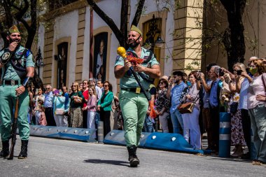 Seville, İspanya - 01 Mayıs 2022 İspanyol Lejyonu 'ndan profesyonel askerlerin geçidi, İspanyol Ordusu' nun bu askeri birliği Feria 'nın fırlatılması için Seville sokaklarında geçit töreni düzenliyor.