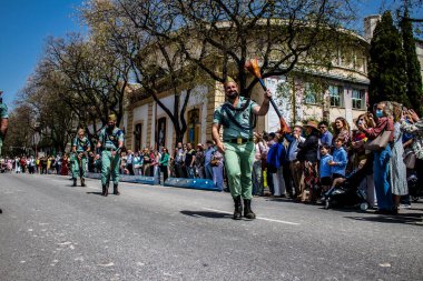 Seville, İspanya - 01 Mayıs 2022 İspanyol Lejyonu 'ndan profesyonel askerlerin geçidi, İspanyol Ordusu' nun bu askeri birliği Feria 'nın fırlatılması için Seville sokaklarında geçit töreni düzenliyor.