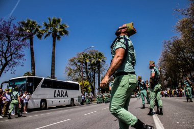 Seville, İspanya - 01 Mayıs 2022 İspanyol Lejyonu 'ndan profesyonel askerlerin geçidi, İspanyol Ordusu' nun bu askeri birliği Feria 'nın fırlatılması için Seville sokaklarında geçit töreni düzenliyor.