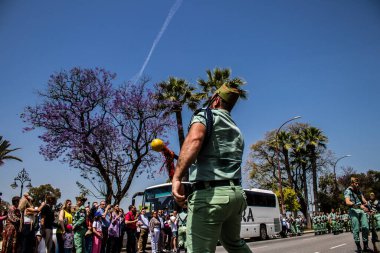 Seville, İspanya - 01 Mayıs 2022 İspanyol Lejyonu 'ndan profesyonel askerlerin geçidi, İspanyol Ordusu' nun bu askeri birliği Feria 'nın fırlatılması için Seville sokaklarında geçit töreni düzenliyor.