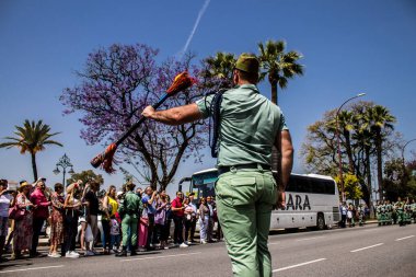 Seville, İspanya - 01 Mayıs 2022 İspanyol Lejyonu 'ndan profesyonel askerlerin geçidi, İspanyol Ordusu' nun bu askeri birliği Feria 'nın fırlatılması için Seville sokaklarında geçit töreni düzenliyor.