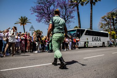 Seville, İspanya - 01 Mayıs 2022 İspanyol Lejyonu 'ndan profesyonel askerlerin geçidi, İspanyol Ordusu' nun bu askeri birliği Feria 'nın fırlatılması için Seville sokaklarında geçit töreni düzenliyor.