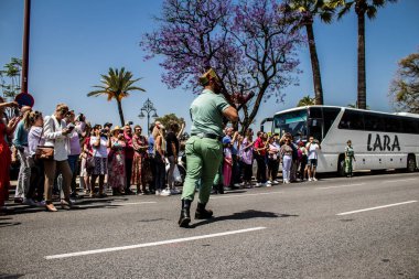 Seville, İspanya - 01 Mayıs 2022 İspanyol Lejyonu 'ndan profesyonel askerlerin geçidi, İspanyol Ordusu' nun bu askeri birliği Feria 'nın fırlatılması için Seville sokaklarında geçit töreni düzenliyor.