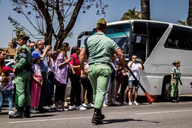 Seville, İspanya - 01 Mayıs 2022 İspanyol Lejyonu 'ndan profesyonel askerlerin geçidi, İspanyol Ordusu' nun bu askeri birliği Feria 'nın fırlatılması için Seville sokaklarında geçit töreni düzenliyor.