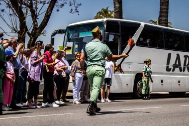 Seville, İspanya - 01 Mayıs 2022 İspanyol Lejyonu 'ndan profesyonel askerlerin geçidi, İspanyol Ordusu' nun bu askeri birliği Feria 'nın fırlatılması için Seville sokaklarında geçit töreni düzenliyor.