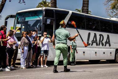 Seville, İspanya - 01 Mayıs 2022 İspanyol Lejyonu 'ndan profesyonel askerlerin geçidi, İspanyol Ordusu' nun bu askeri birliği Feria 'nın fırlatılması için Seville sokaklarında geçit töreni düzenliyor.