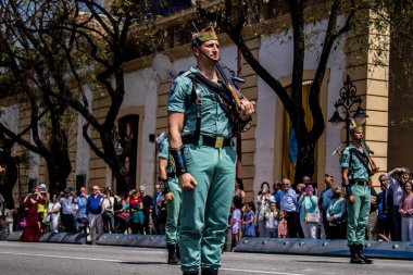 Seville, İspanya - 01 Mayıs 2022 İspanyol Lejyonu 'ndan profesyonel askerlerin geçidi, İspanyol Ordusu' nun bu askeri birliği Feria 'nın fırlatılması için Seville sokaklarında geçit töreni düzenliyor.
