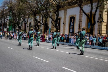 Seville, İspanya - 01 Mayıs 2022 İspanyol Lejyonu 'ndan profesyonel askerlerin geçidi, İspanyol Ordusu' nun bu askeri birliği Feria 'nın fırlatılması için Seville sokaklarında geçit töreni düzenliyor.