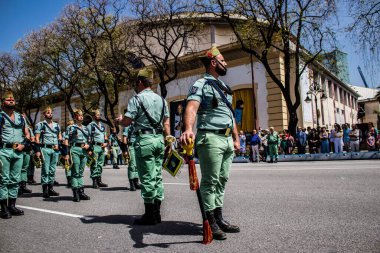 Seville, İspanya - 01 Mayıs 2022 İspanyol Lejyonu 'ndan profesyonel askerlerin geçidi, İspanyol Ordusu' nun bu askeri birliği Feria 'nın fırlatılması için Seville sokaklarında geçit töreni düzenliyor.