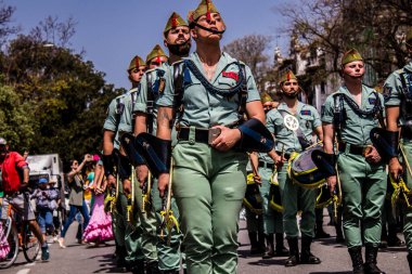 Seville, İspanya - 01 Mayıs 2022 İspanyol Lejyonu 'ndan profesyonel askerlerin geçidi, İspanyol Ordusu' nun bu askeri birliği Feria 'nın fırlatılması için Seville sokaklarında geçit töreni düzenliyor.