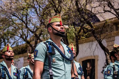 Seville, İspanya - 01 Mayıs 2022 İspanyol Lejyonu 'ndan profesyonel askerlerin geçidi, İspanyol Ordusu' nun bu askeri birliği Feria 'nın fırlatılması için Seville sokaklarında geçit töreni düzenliyor.