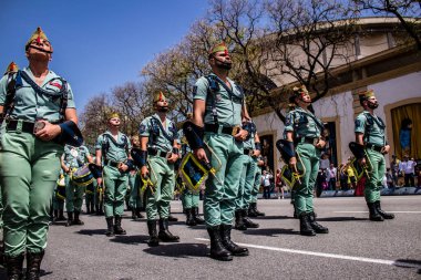 Seville, İspanya - 01 Mayıs 2022 İspanyol Lejyonu 'ndan profesyonel askerlerin geçidi, İspanyol Ordusu' nun bu askeri birliği Feria 'nın fırlatılması için Seville sokaklarında geçit töreni düzenliyor.