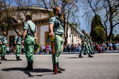 Seville, İspanya - 01 Mayıs 2022 İspanyol Lejyonu 'ndan profesyonel askerlerin geçidi, İspanyol Ordusu' nun bu askeri birliği Feria 'nın fırlatılması için Seville sokaklarında geçit töreni düzenliyor.
