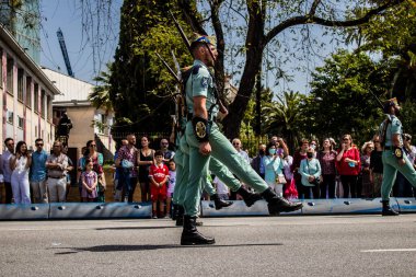Seville, İspanya - 01 Mayıs 2022 İspanyol Lejyonu 'ndan profesyonel askerlerin geçidi, İspanyol Ordusu' nun bu askeri birliği Feria 'nın fırlatılması için Seville sokaklarında geçit töreni düzenliyor.