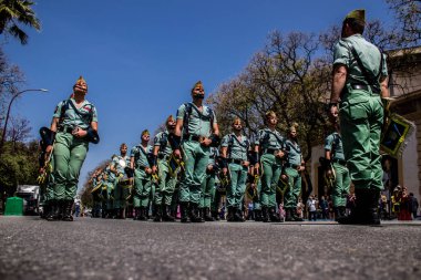 Seville, İspanya - 01 Mayıs 2022 İspanyol Lejyonu 'ndan profesyonel askerlerin geçidi, İspanyol Ordusu' nun bu askeri birliği Feria 'nın fırlatılması için Seville sokaklarında geçit töreni düzenliyor.