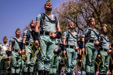 Seville, İspanya - 01 Mayıs 2022 İspanyol Lejyonu 'ndan profesyonel askerlerin geçidi, İspanyol Ordusu' nun bu askeri birliği Feria 'nın fırlatılması için Seville sokaklarında geçit töreni düzenliyor.