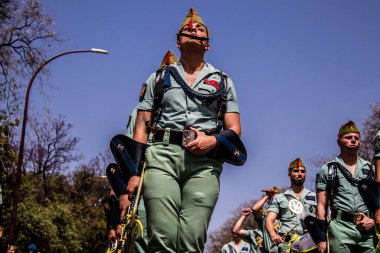 Seville, İspanya - 01 Mayıs 2022 İspanyol Lejyonu 'ndan profesyonel askerlerin geçidi, İspanyol Ordusu' nun bu askeri birliği Feria 'nın fırlatılması için Seville sokaklarında geçit töreni düzenliyor.