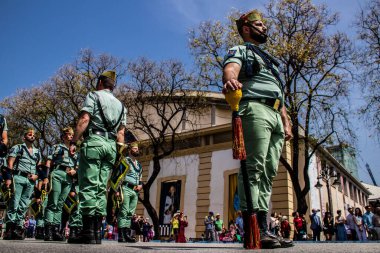Seville, İspanya - 01 Mayıs 2022 İspanyol Lejyonu 'ndan profesyonel askerlerin geçidi, İspanyol Ordusu' nun bu askeri birliği Feria 'nın fırlatılması için Seville sokaklarında geçit töreni düzenliyor.