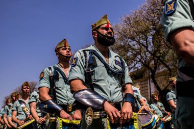 Seville, İspanya - 01 Mayıs 2022 İspanyol Lejyonu 'ndan profesyonel askerlerin geçidi, İspanyol Ordusu' nun bu askeri birliği Feria 'nın fırlatılması için Seville sokaklarında geçit töreni düzenliyor.