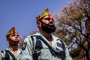 Seville, İspanya - 01 Mayıs 2022 İspanyol Lejyonu 'ndan profesyonel askerlerin geçidi, İspanyol Ordusu' nun bu askeri birliği Feria 'nın fırlatılması için Seville sokaklarında geçit töreni düzenliyor.