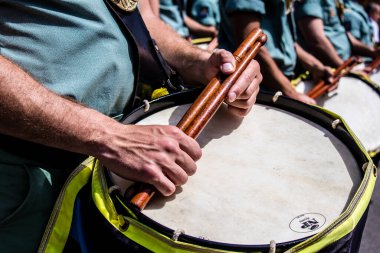 Seville, İspanya - 01 Mayıs 2022 İspanyol Lejyonu 'ndan profesyonel askerlerin geçidi, İspanyol Ordusu' nun bu askeri birliği Feria 'nın fırlatılması için Seville sokaklarında geçit töreni düzenliyor.