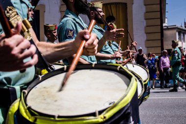 Seville, İspanya - 01 Mayıs 2022 İspanyol Lejyonu 'ndan profesyonel askerlerin geçidi, İspanyol Ordusu' nun bu askeri birliği Feria 'nın fırlatılması için Seville sokaklarında geçit töreni düzenliyor.