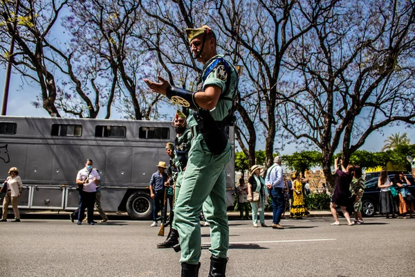 Seville, İspanya - 01 Mayıs 2022 İspanyol Lejyonu 'ndan profesyonel askerlerin geçidi, İspanyol Ordusu' nun bu askeri birliği Feria 'nın fırlatılması için Seville sokaklarında geçit töreni düzenliyor.