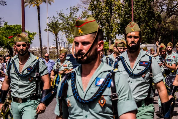 Seville, İspanya - 01 Mayıs 2022 İspanyol Lejyonu 'ndan profesyonel askerlerin geçidi, İspanyol Ordusu' nun bu askeri birliği Feria 'nın fırlatılması için Seville sokaklarında geçit töreni düzenliyor.