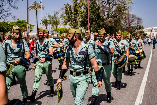Seville, İspanya - 01 Mayıs 2022 İspanyol Lejyonu 'ndan profesyonel askerlerin geçidi, İspanyol Ordusu' nun bu askeri birliği Feria 'nın fırlatılması için Seville sokaklarında geçit töreni düzenliyor.