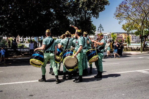 Seville, İspanya - 01 Mayıs 2022 İspanyol Lejyonu 'ndan profesyonel askerlerin geçidi, İspanyol Ordusu' nun bu askeri birliği Feria 'nın fırlatılması için Seville sokaklarında geçit töreni düzenliyor.