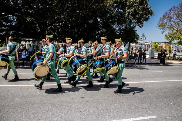 Seville, İspanya - 01 Mayıs 2022 İspanyol Lejyonu 'ndan profesyonel askerlerin geçidi, İspanyol Ordusu' nun bu askeri birliği Feria 'nın fırlatılması için Seville sokaklarında geçit töreni düzenliyor.