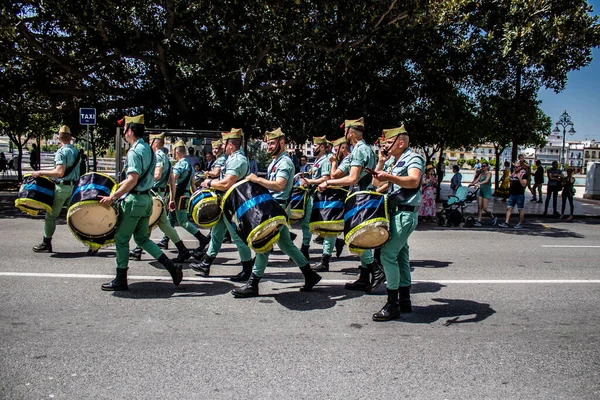 Seville, İspanya - 01 Mayıs 2022 İspanyol Lejyonu 'ndan profesyonel askerlerin geçidi, İspanyol Ordusu' nun bu askeri birliği Feria 'nın fırlatılması için Seville sokaklarında geçit töreni düzenliyor.