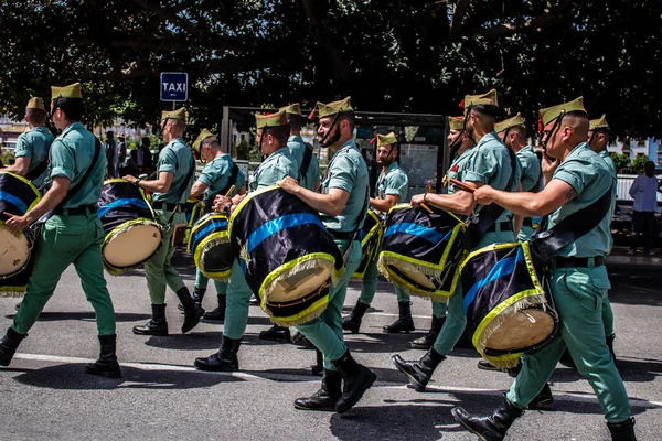 Seville, İspanya - 01 Mayıs 2022 İspanyol Lejyonu 'ndan profesyonel askerlerin geçidi, İspanyol Ordusu' nun bu askeri birliği Feria 'nın fırlatılması için Seville sokaklarında geçit töreni düzenliyor.
