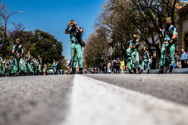 Seville, İspanya - 01 Mayıs 2022 İspanyol Lejyonu 'ndan profesyonel askerlerin geçidi, İspanyol Ordusu' nun bu askeri birliği Feria 'nın fırlatılması için Seville sokaklarında geçit töreni düzenliyor.