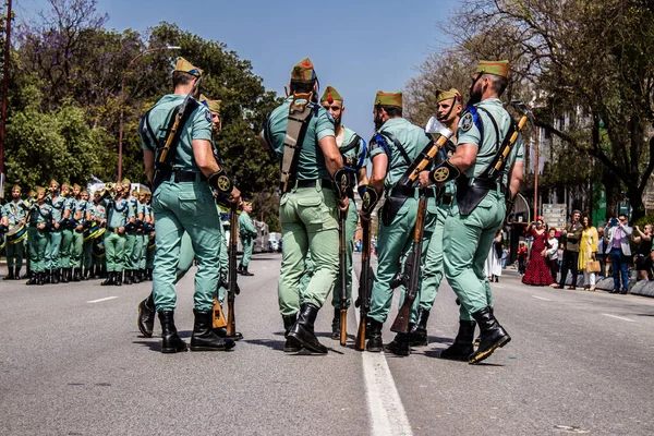 Seville, İspanya - 01 Mayıs 2022 İspanyol Lejyonu 'ndan profesyonel askerlerin geçidi, İspanyol Ordusu' nun bu askeri birliği Feria 'nın fırlatılması için Seville sokaklarında geçit töreni düzenliyor.