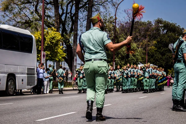 Seville, İspanya - 01 Mayıs 2022 İspanyol Lejyonu 'ndan profesyonel askerlerin geçidi, İspanyol Ordusu' nun bu askeri birliği Feria 'nın fırlatılması için Seville sokaklarında geçit töreni düzenliyor.