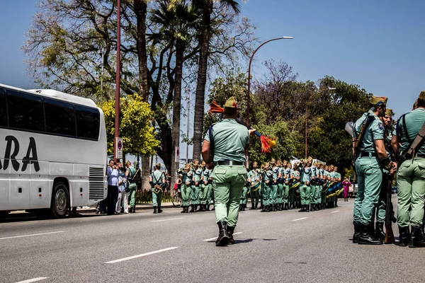 Seville, İspanya - 01 Mayıs 2022 İspanyol Lejyonu 'ndan profesyonel askerlerin geçidi, İspanyol Ordusu' nun bu askeri birliği Feria 'nın fırlatılması için Seville sokaklarında geçit töreni düzenliyor.